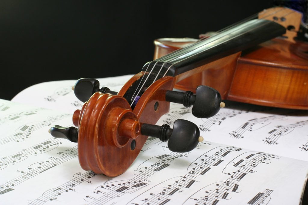 stock-photo-violin-on-sheet-music-639563[1]